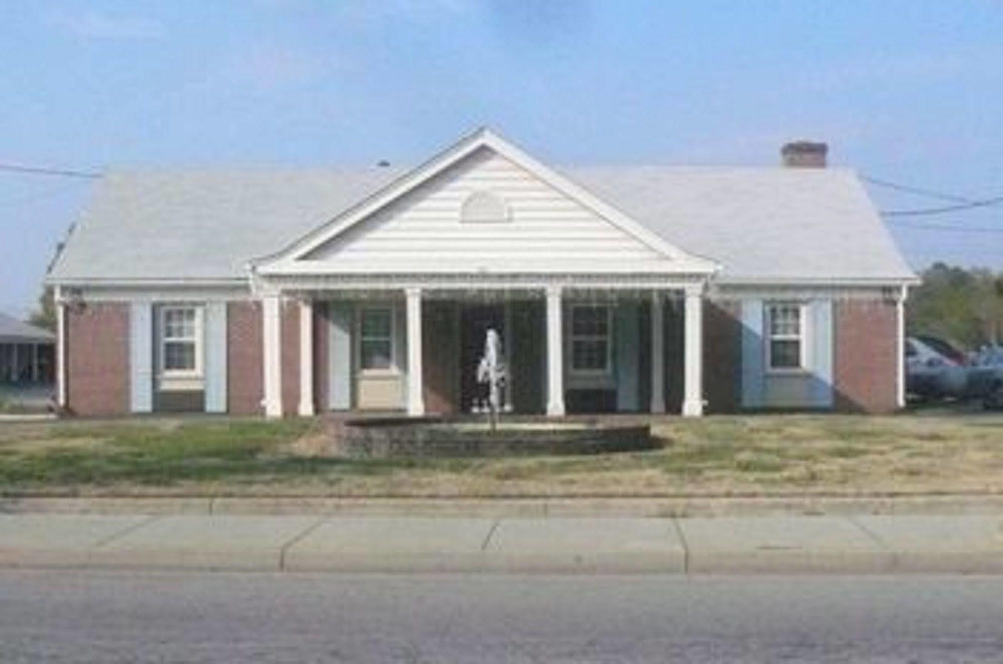 Wedgewood Motor Inn Blackstone Exterior photo